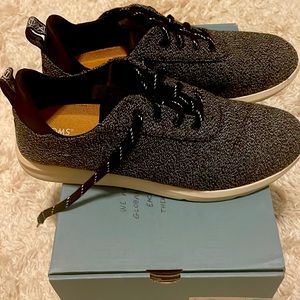 Tom’s Sneakers —- EUC